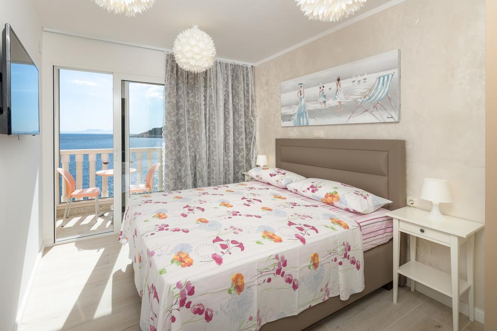 Superb Beachfront Luxury Seaview With Private Beach Milna  Exterior photo